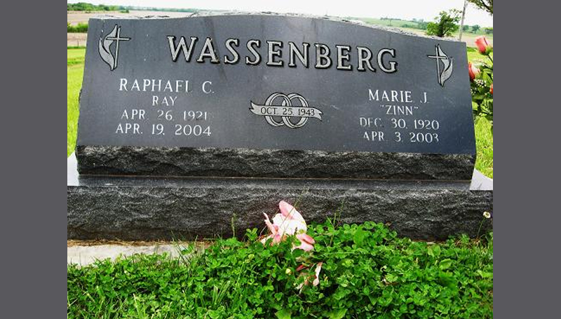 Grabstein des Ehepaares Marie Zinn und Ry Wassenberg - Photo: https://images.findagrave.com/photos/2011/184/72710126_130982412313.jpg
