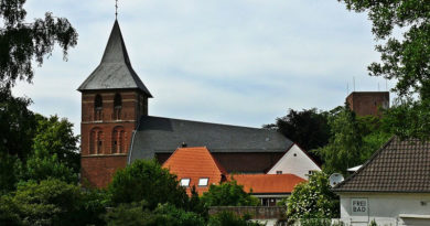 Stadt Wassenberg Kirche und Burgturm - Von dzidek, CC BY 3.0, https://commons.wikimedia.org/w/index.php?curid=54066620