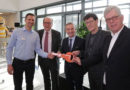 Schlüsselübergabe (v.l.): Badleiter Wladimir Chetverik, Bädergesellschaftsgeschäftsführer Roland Kettler, OB Thomas Geisel, Generalplaner Heinrich Blass und Peter Schwabe, Aufsichtsratsvorsitzender Bädergesellschaft - © Landeshauptstadt Düsseldorf/Ingo Lammert