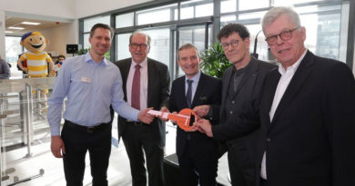 Schlüsselübergabe (v.l.): Badleiter Wladimir Chetverik, Bädergesellschaftsgeschäftsführer Roland Kettler, OB Thomas Geisel, Generalplaner Heinrich Blass und Peter Schwabe, Aufsichtsratsvorsitzender Bädergesellschaft - © Landeshauptstadt Düsseldorf/Ingo Lammert