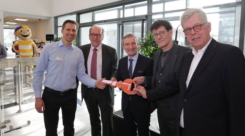 Schlüsselübergabe (v.l.): Badleiter Wladimir Chetverik, Bädergesellschaftsgeschäftsführer Roland Kettler, OB Thomas Geisel, Generalplaner Heinrich Blass und Peter Schwabe, Aufsichtsratsvorsitzender Bädergesellschaft - © Landeshauptstadt Düsseldorf/Ingo Lammert