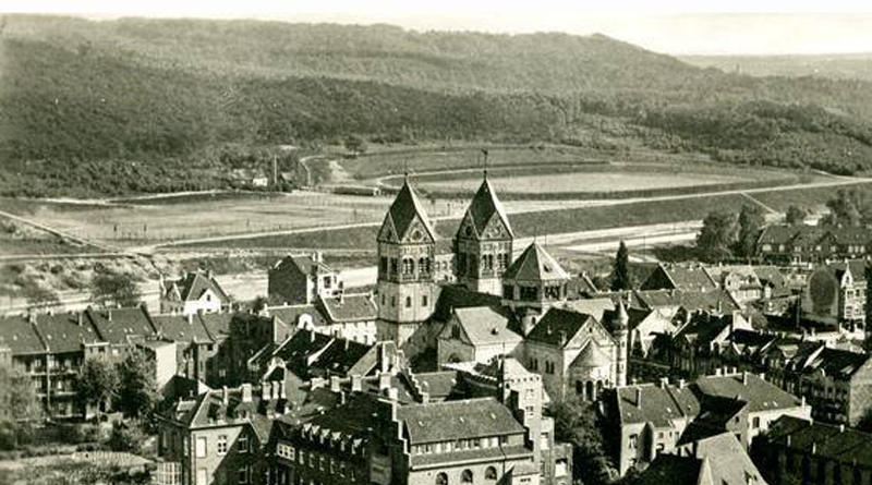 Luftbild von Oberrath mit Blick auf den ansteigenden Aaper Wald (Postkarte 1926)
