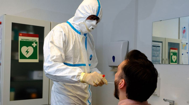 Mit einem Rachenabstrich werden Patienten auf das Coronavirus getestet - © Landeshauptstadt Düsseldorf/Uwe Schaffmeister