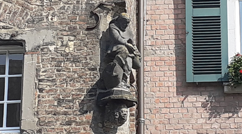 Statue eines Zöllners am alten Zollhaus von 1635 in Kaiserswerth