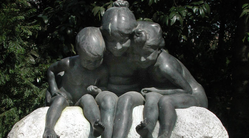 Ein in Bronze gegossenes Duplikat der Kindergruppe des Märchenbrunnens wird im Hofgarten aufgestellt