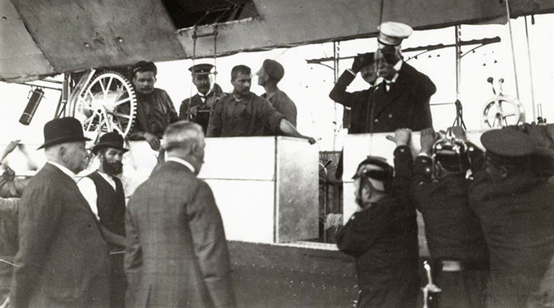 Oberbürgermeister Wilhelm Marx, 3. v. l., begrüßt den Grafen Zeppelin (mit weißer Mütze). (Fotograf: Julius Söhn)