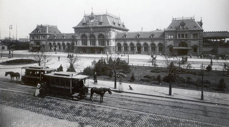 (Foto: Pferdebahnen vor dem Hauptbahnhof (Julius Söhn, 1898))