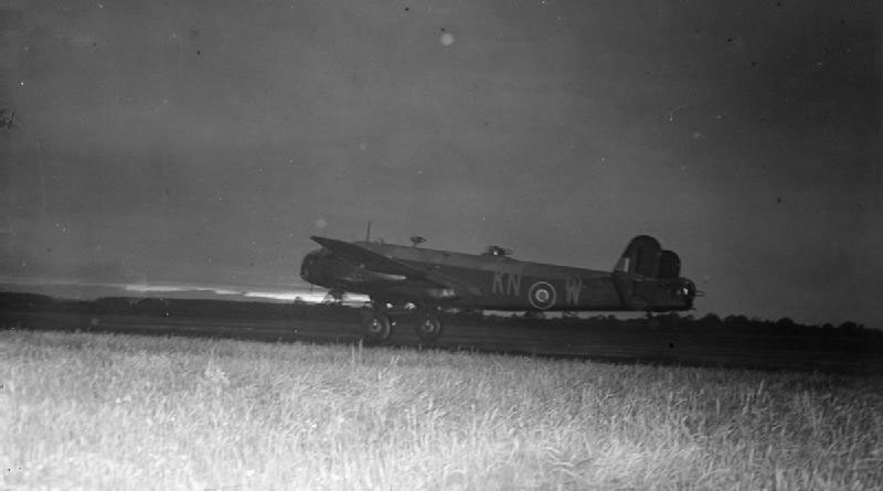 Start einer Handley Page Halifax am RAF-Flugfeld Elvington zum Bombardement auf Düsseldorf