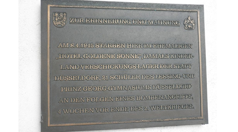 Tafel am Atrium: 21 tote Düsseldorfer Jungen am 8. April 1945 - Bild: Wikswat - Eigenes Werk, CC BY 3.0, https://commons.wikimedia.org/w/index.php?curid=49251869