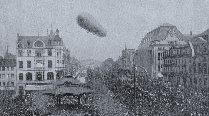 Bild: Das Luftschiff „Deutschland“ über der Alleestraße (heute Heinrich-Heine-Allee) am 7. Mai 1911