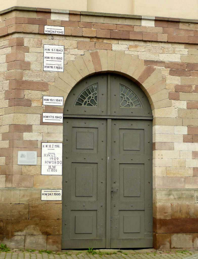 Hochwassermarken am Packhof zu den Hochwassern in Hann. Münden am Zusammenfluss von Werra und Fulda zur Weser. Die oberste Markierung zum 24. Juli 1342 ist der Pegelstand des Magdalenenhochwassers.