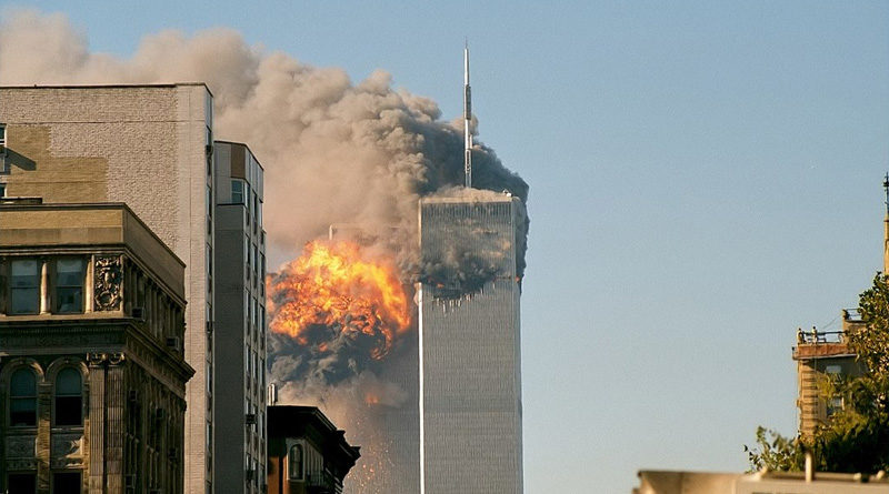 Einschlag von UA 175 ins WTC 2 von Robert J. Fisch, CC BY-SA 2.0