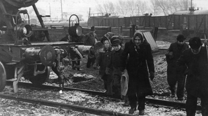 Von Bundesarchiv, Bild 183-R70463 / CC-BY-SA 3.0, CC BY-SA 3.0 de, https://commons.wikimedia.org/w/index.php?curid=5368505