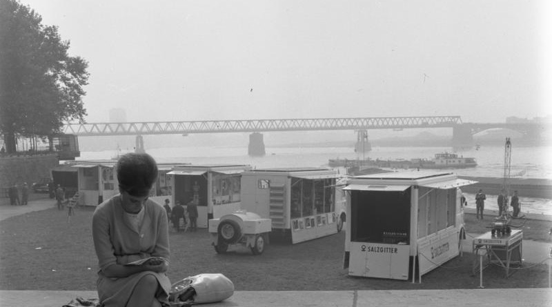 Dauerbehelfsbrücke Oberkassel 1961, Blick vom Rheinpark Golzheim