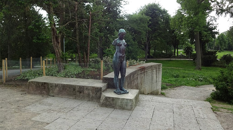 Heine-Gedenkstätte auf dem Ananasberg im Hofgarten von Ivo Beucker mit der Skulptur „Harmonie“ von Aristide Maillol