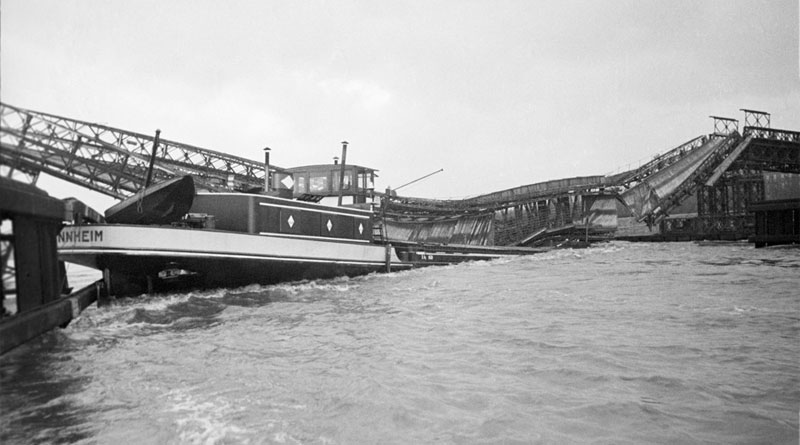 Beschädigung der im Jahr 1945 von den Briten gebaute Behelfsbrücke über den Rhein (Freeman-Brücke) durch den Schleppkahn Mannheim