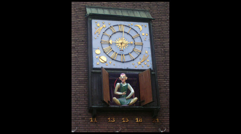 Schneider-Wibbel-Spieluhr in der Schneider-Wibbel-Gasse in der Düsseldorfer Altstadt - Bild: Sippel2707, CC BY-SA 3.0, https://commons.wikimedia.org/w/index.php?curid=45056019