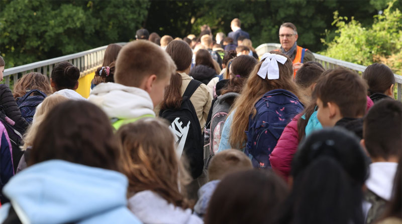 Die Erkrather Schülerinnen und Schüler kommen in Benrath an. - Bild: Landeshauptstadt Düsseldorf/David Young