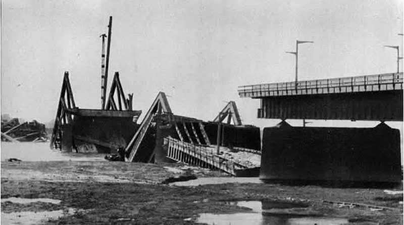 Südbrücke nach Sprengung 03.03.1945