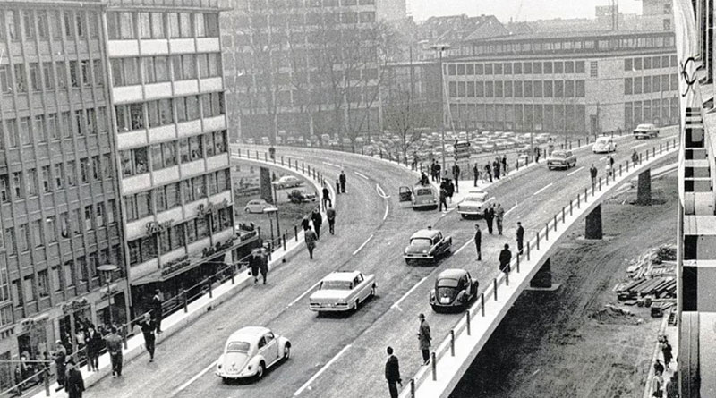 Bild: Tausendfüßler einen Tag vor der offiziellen Übergabe an den Verkehr am 5. Mai 1962 - Stadtarchiv Düsseldorf