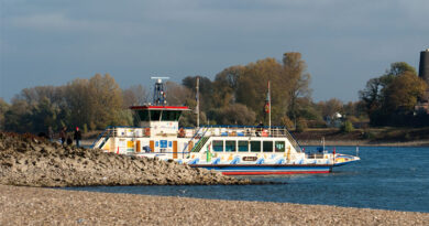 Rheinfähre Langst-Kaiserswerth, Michaela II - Bild: © Alice Wiegand / CC-BY-SA-3.0 (via Wikimedia Commons) (https://commons.wikimedia.org/wiki/File:Fährschiff_Michaela_II.jpg), „Fährschiff Michaela II“, Größe, https://creativecommons.org/licenses/by-sa/3.0/legalcode