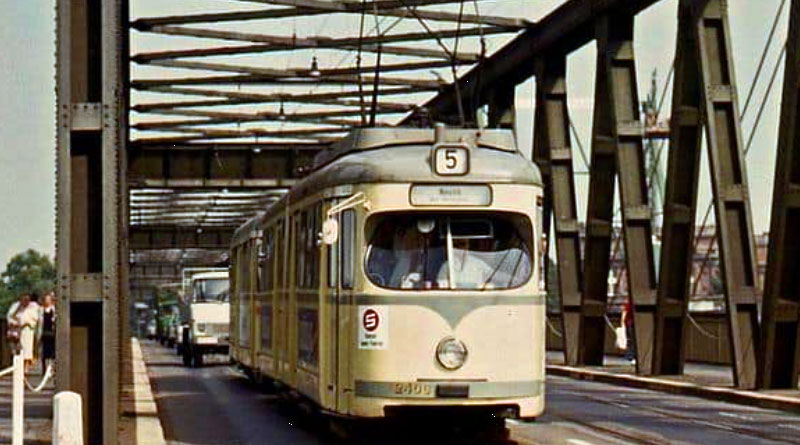 Linie 5 (705) im Jahr 1972 auf der Oberkasseler Brücke