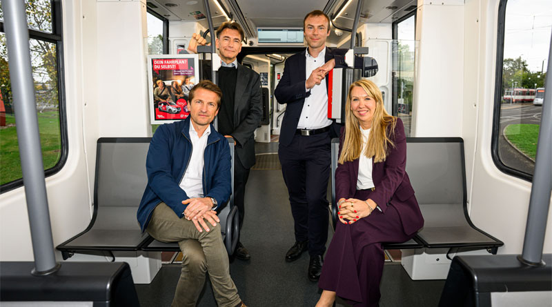 Von links: Pierre Miramont (Vice President Light Rail Region DACH Alstom), Frank Gartner (Portfolio Director Light Rail Alstom), Tomasz Karbowski (Technik-Bereichsleiter Rheinbahn), Annette Grabbe (Rheinbahn-Vorständin) in einer HF6-Bahn. Foto: Rheinbahn