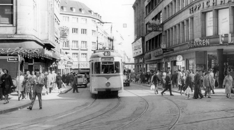 Linie 3 auf der Schadowstra0e kurz vor der Königsallee in Fahrtrichtung Wilhelm-Marx-Haus