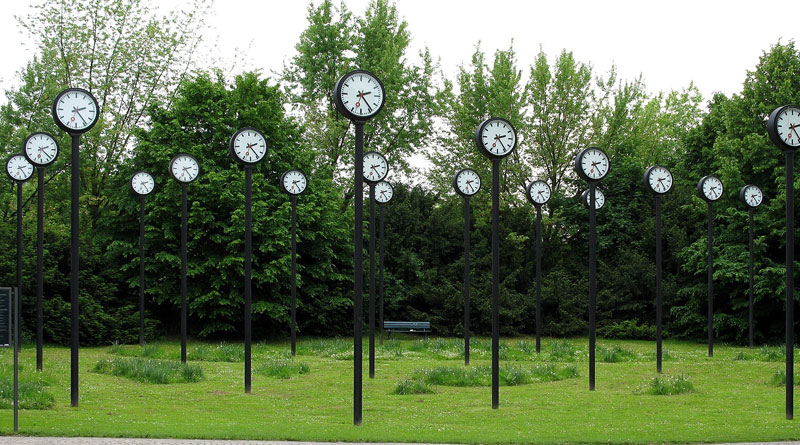 Zeitfeld ist ein dauerhaft installiertes Kunstwerk in Düsseldorf, das anlässlich der Bundesgartenschau 1987 entstand. - Von Andreas Schwarzkopf - Eigenes Werk, CC BY-SA 4.0, https://commons.wikimedia.org/w/index.php?curid=97236800