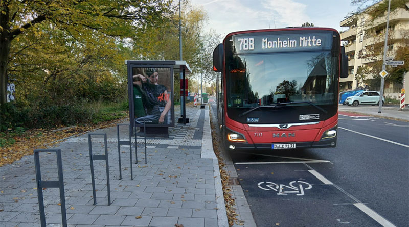 Die Arbeiter haben die Busstops "Benrath Betriebshof" und "Schimmelpfennigstraße" barrierefrei umgebaut