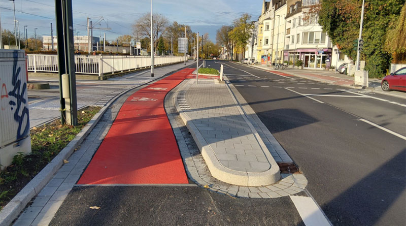 Auf beiden Seiten gibt es nun 1,85 Meter breite Radfahrstreifen – im Bereich des Rheinbahndepots rot eingefärbt für eine bessere Sichtbarkeit.