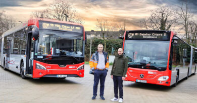 Die Bereichsleiter (von links) Tomasz Karbowski (Fahrzeugwerkstätten) und Christian Finke (Betrieb) präsentierten die neuen Busse der Hersteller VDL und Daimler. - Bild: Rheinbahn