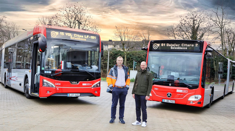 Die Bereichsleiter (von links) Tomasz Karbowski (Fahrzeugwerkstätten) und Christian Finke (Betrieb) präsentierten die neuen Busse der Hersteller VDL und Daimler. - Bild: Rheinbahn