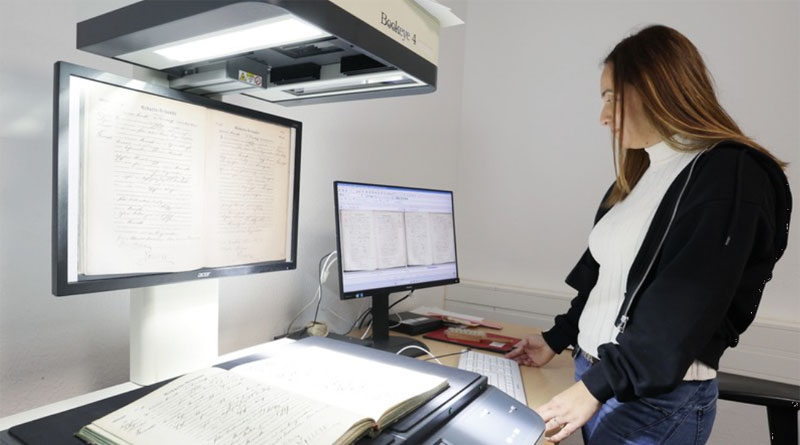 Eine Mitarbeiterin des Stadtarchivs demonstriert beispielhaft den Scan-Prozess historischer DokumenteCopyright: Landeshauptstadt D&uuml;sseldorf/ David Young