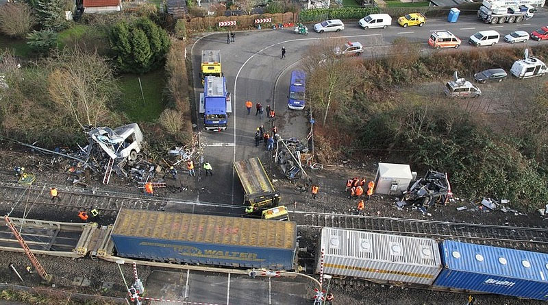 Kollision Bus-Zug - Bild: THW