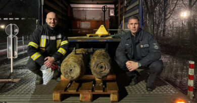 Titelbild: Feuerwehr Düsseldorf - Entschärfer Julian Granzow (r.) vom Kampfmittelbeseitigungsdienst der Bezirksregierung mit seinem Kollegen Adis Kalic und den zwei entschärften Fliegerbomben aus dem Zweiten Weltkrieg