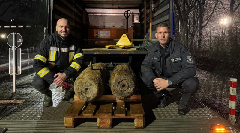 Titelbild: Feuerwehr Düsseldorf - Entschärfer Julian Granzow (r.) vom Kampfmittelbeseitigungsdienst der Bezirksregierung mit seinem Kollegen Adis Kalic und den zwei entschärften Fliegerbomben aus dem Zweiten Weltkrieg