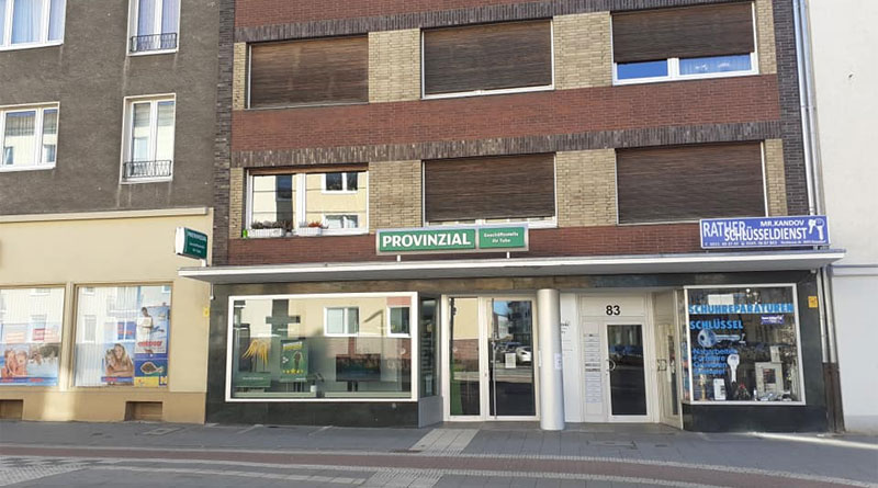 Titelbild: Front des Hauses Westfalenstr. 83 in Düsseldorf-Rath (Februar 2021). Das linke Ladenlokal beherbergte das Geschäft Radio Urban