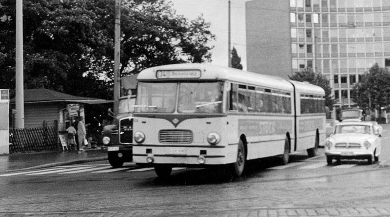 Linie 34 in den 1960er Jahren am Mörsenbroicher Ei in Fahrtrichtung Theodor-Heuss-Brücke