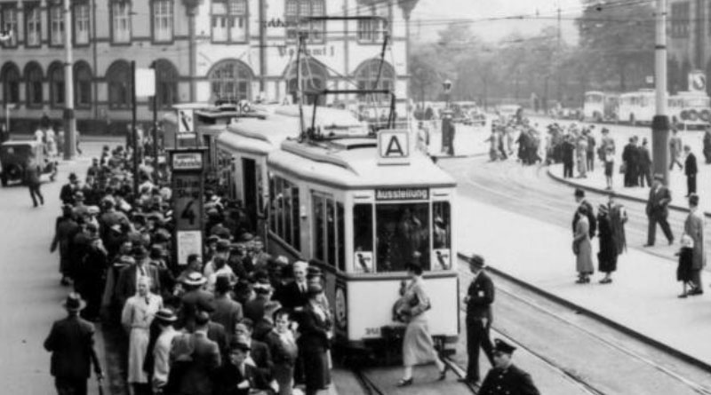 Fabrikneuer „Niederflurzug“ auf der Linie A zwischen Hauptbahnhof und Ausstellungsgelände im Jahr 1937 - Foto Rheinbahn