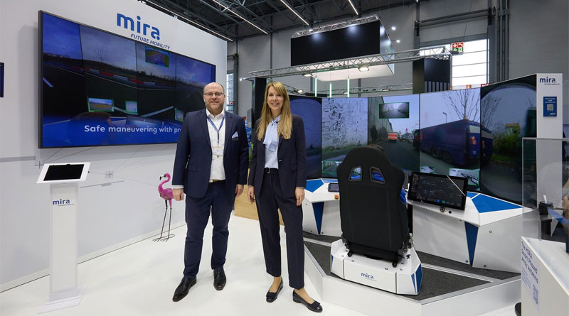 Pilotbetrieb für fahrerlose Shuttles im öffentlichen Straßenverkehr am Flughafen: Annette Grabbe (Vorständin Rheinbahn) und Win Neidlinger (Geschäftsführer/CEO MIRA) vor dem MIRA-Fahrerstand.