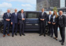 Pilotbetrieb für fahrerlose Shuttles im öffentlichen Straßenverkehr am Flughafen: Fototermin vor dem MIRA-Fahrzeug: (von links): Malte Seifert (Messe Düsseldorf, Director XPONENTIAL Europe), Wolfram N. Diener (Messe Düsseldorf, Vorsitzender der Geschäftsführung), Oberbürgermeister Dr. Stephan Keller, Bundesverkehrsminister Patrick Schnieder, Win Neidlinger (Geschäftsführer/CEO MIRA), Annette Grabbe (Vorständin Rheinbahn), Bernd Jablonowski (Messe Düsseldorf, Executive Director Trade Fairs).