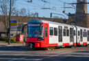 Titelbild: „Mehr Rot für mehr Sicherheit: Seit heute setzt die Rheinbahn diese neu lackierte Hochflurbahn im regulären Linienbetrieb ein – als Teil der Sicherheitsstrategie 2030.“ Foto: Rheinbahn