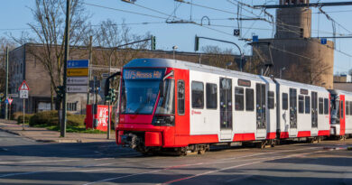 Titelbild: „Mehr Rot für mehr Sicherheit: Seit heute setzt die Rheinbahn diese neu lackierte Hochflurbahn im regulären Linienbetrieb ein – als Teil der Sicherheitsstrategie 2030.“ Foto: Rheinbahn