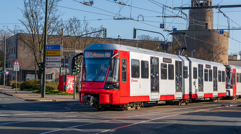 Titelbild: „Mehr Rot für mehr Sicherheit: Seit heute setzt die Rheinbahn diese neu lackierte Hochflurbahn im regulären Linienbetrieb ein – als Teil der Sicherheitsstrategie 2030.“ Foto: Rheinbahn