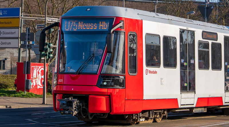 Titelbild: U75 &bdquo;Mehr Rot f&uuml;r mehr Sicherheit: Seit heute setzt die Rheinbahn diese neu lackierte Hochflurbahn im regul&auml;ren Linienbetrieb ein&ldquo; Foto: Rheinbahn