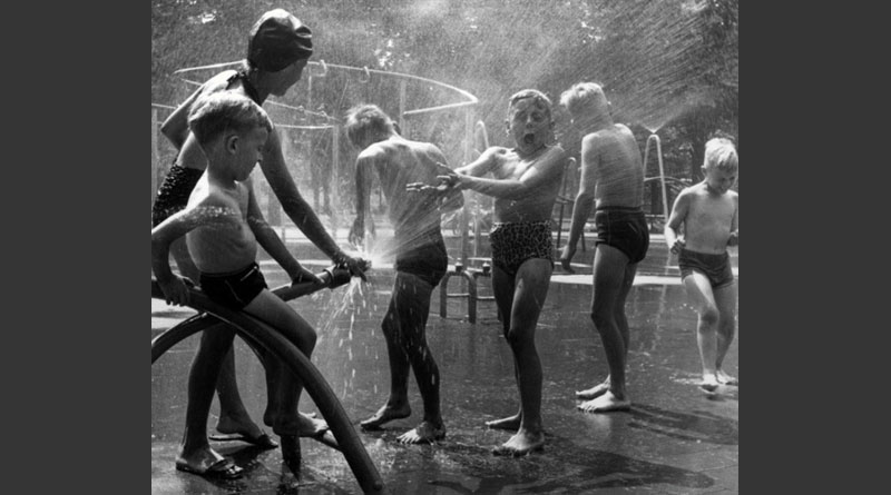 Die ersten Wasserspielpl&auml;tze entstanden in den 1950-er und 1960-er Jahren als Ersatz f&uuml;r fehlende Schwimmhallen. - Bild: Landeshauptstadt D&uuml;sseldorf/Gartenamt