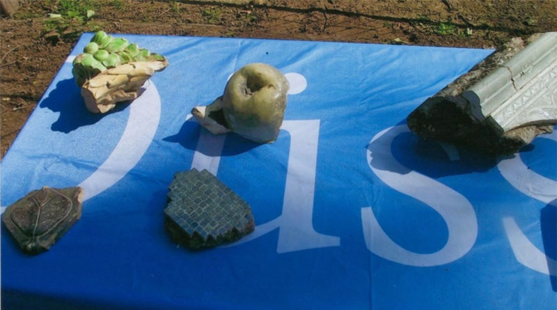 Bei Bauarbeiten im Hofgarten wurden Relief-Bruchst&uuml;cke des ehemaligen Majolikah&auml;uschens gefunden. Fotograf unbekannt, 14. Juli 2014