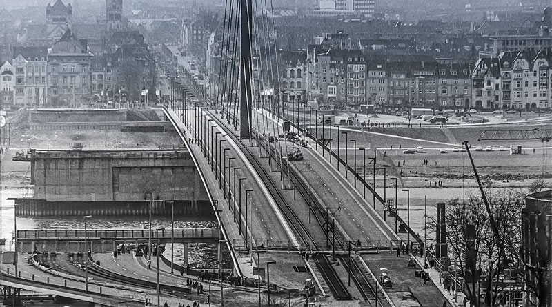 Oberkasseler Brücke nach der Verschiebung 1976
