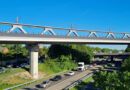 Das Foto zeigt die neue Brücke für U80/U81 über den Nordstern, über die die neue Stadtbahn die in einem weiten Rechtsbogen von Süden in Richtung Osten zunächst die Danziger Straße (B 8), die Verteilerebene des Nordsterns sowie dessen zugehörige Rampen (Kreuzungspunkt A 44/B 8) und anschließend die A 44.überquert. - Bild: Landeshauptstadt Düsseldorf/Amt für Brücken-, Tunnel- und Stadtbahnbau